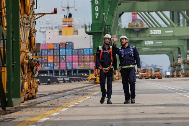 Too hot to handle? Rising temperatures pose growing risk for port workers